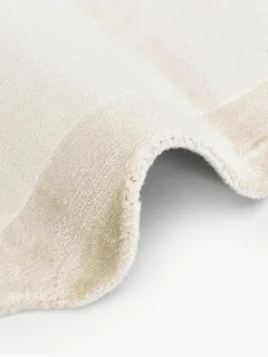 Handgeweven viscose loper Wavy met golvende rand
