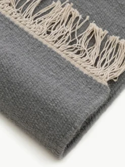 Handgeweven wollen vloerkleed Liv met franjes
