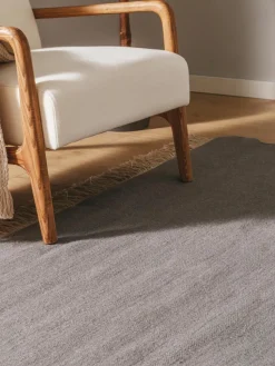 Handgeweven wollen vloerkleed Liv met franjes