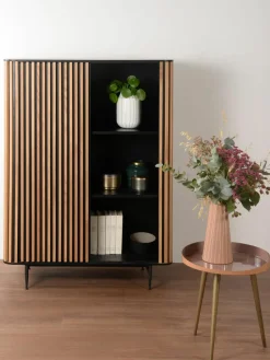 Highboard Linea met schuifdeur en geribbelde voorzijde