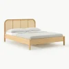 Houten bed Jones met hoofdeinde van Weens vlechtwerk