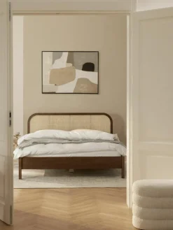 Houten bed Jones met hoofdeinde van Weens vlechtwerk