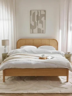 Houten bed Jones met hoofdeinde van Weens vlechtwerk