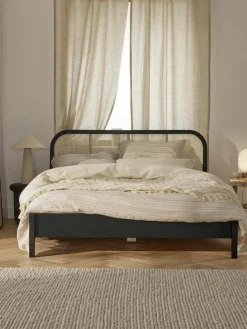 Houten bed Jones met hoofdeinde van Weens vlechtwerk