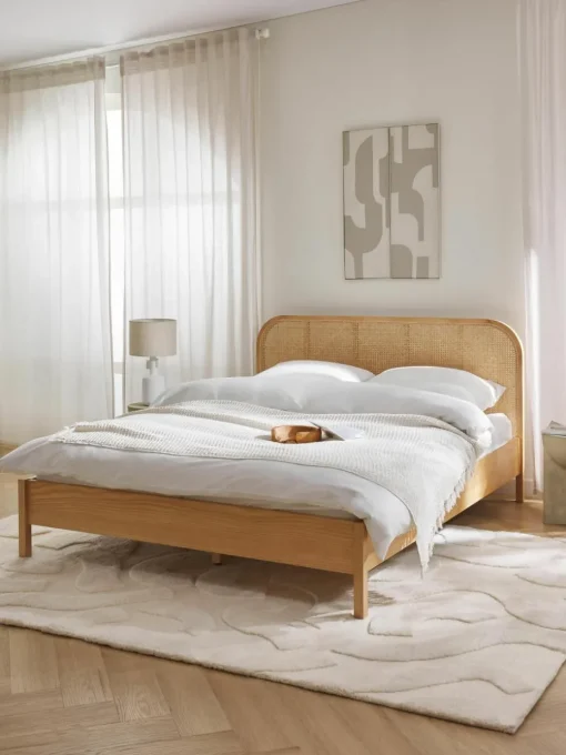 Houten bed Jones met hoofdeinde van Weens vlechtwerk