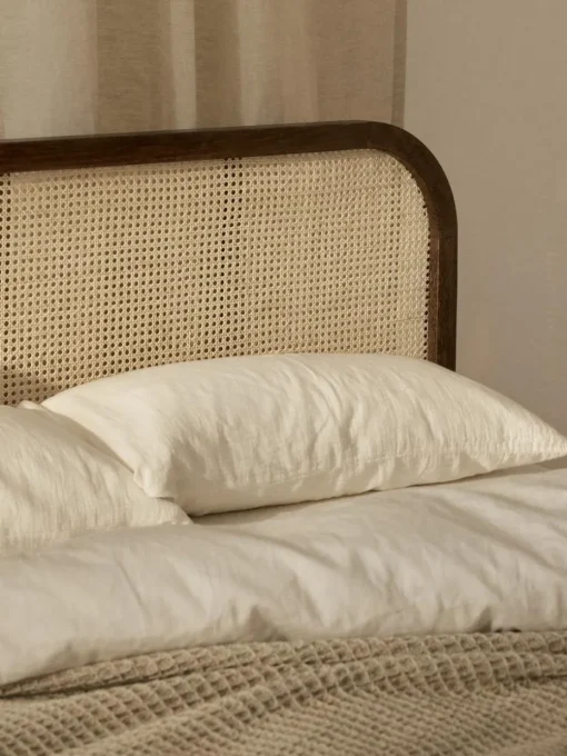 Houten bed Jones met hoofdeinde van Weens vlechtwerk