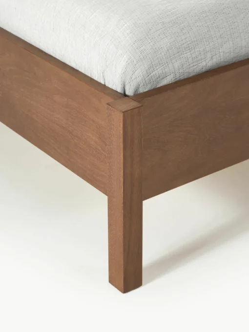 Houten bed Jones met hoofdeinde van bouclé