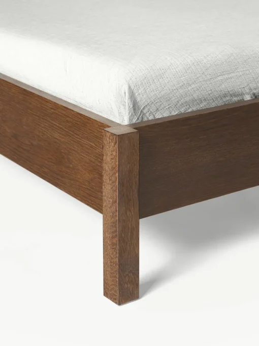 Houten bed Jones met hoofdeinde van Weens vlechtwerk