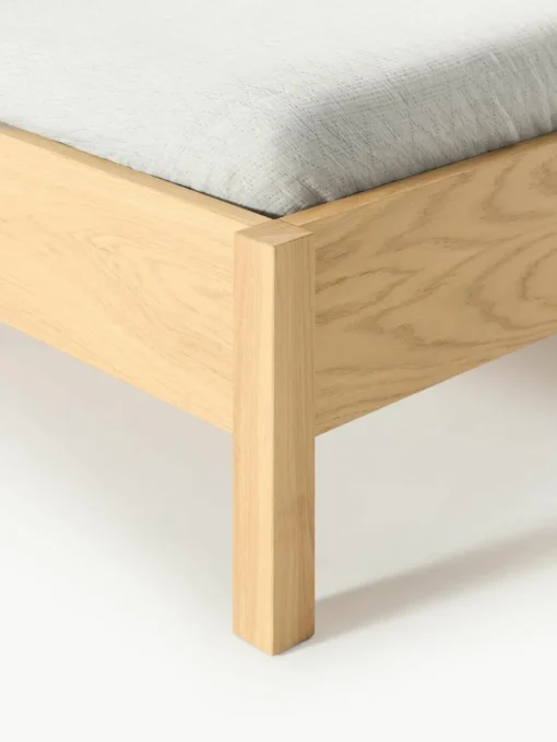 Houten bed Jones met hoofdeinde van Weens vlechtwerk