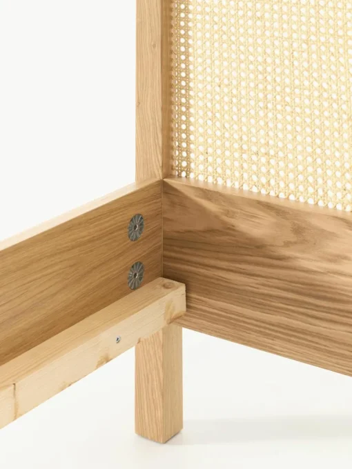 Houten bed Jones met hoofdeinde van Weens vlechtwerk