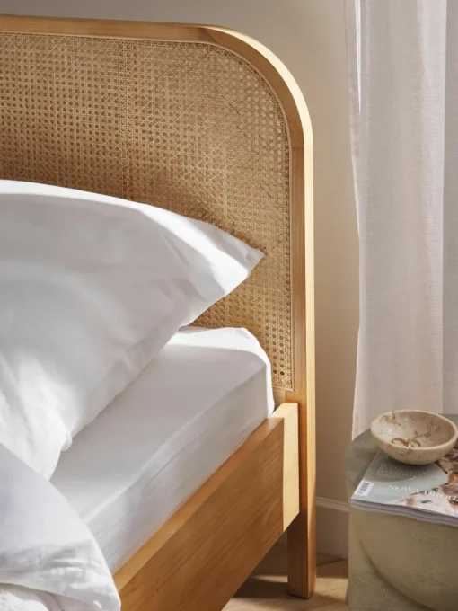 Houten bed Jones met hoofdeinde van Weens vlechtwerk