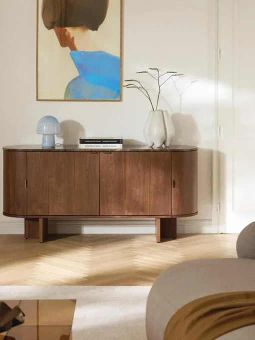 Houten dressoir Zumi met afgeronde hoeken en gemarmerd tafelblad