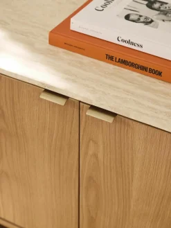 Houten dressoir Zumi met afgeronde hoeken en travertijn blad