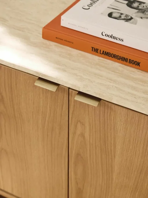 Houten dressoir Zumi met afgeronde hoeken en travertijn blad
