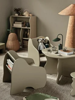 Houten kinderloungestoel Slope met boekenplank