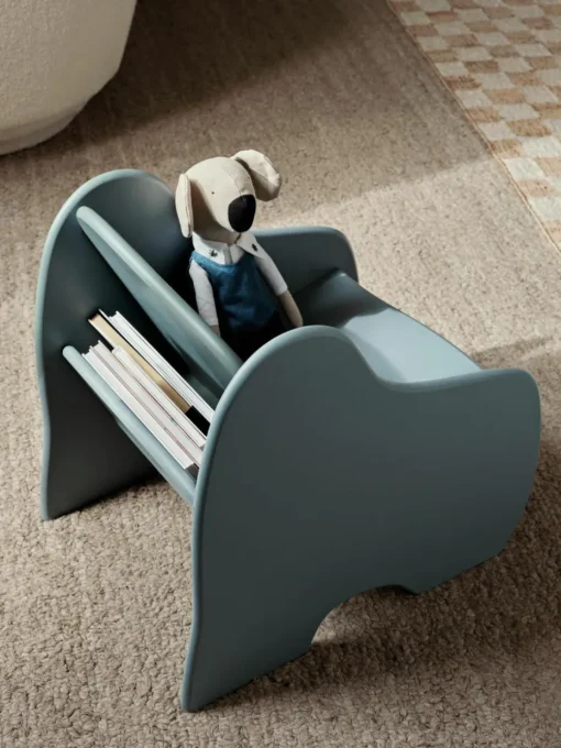 Houten kinderloungestoel Slope met boekenplank