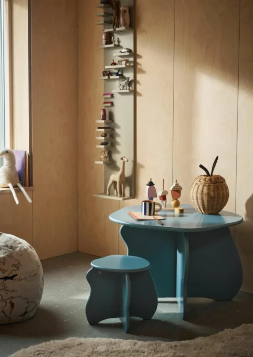 Houten kindertafel Slope met organische vorm