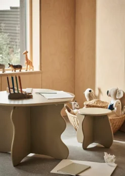 Houten kindertafel Slope met organische vorm