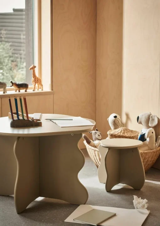 Houten kindertafel Slope met organische vorm