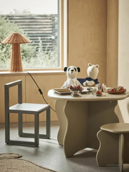 Houten kindertafel Slope met organische vorm