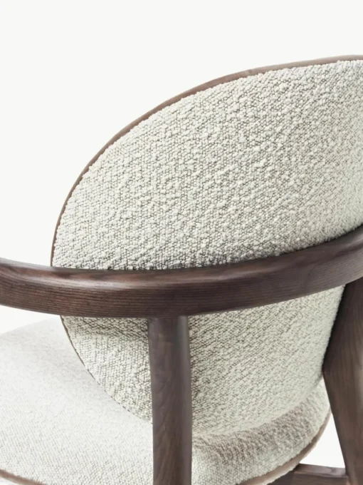 Houten Maia stoel met bouclé bekleding