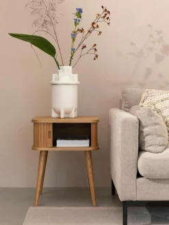 Houten nachtkastje Barbier met roldeur en gecanneleerde voorkant