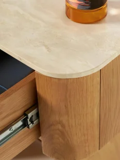 Houten nachtkastje Zumi met travertijn blad