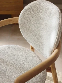 Houten stoel Maia met bouclé bekleding