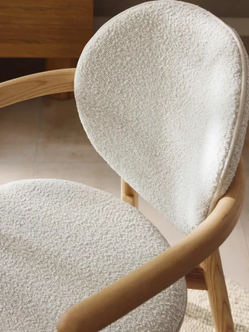 Houten stoel Maia met bouclé bekleding
