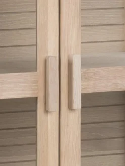 Houten vitrinekast Linley met glazen deuren