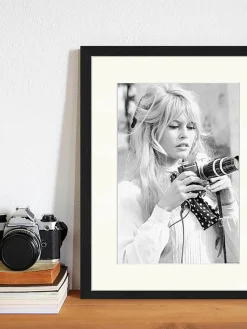 Ingelijste digitale print Brigitte With Her Camera