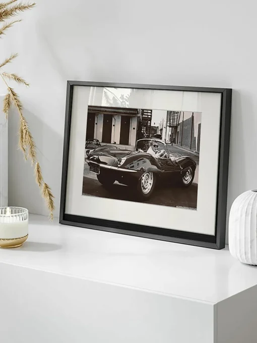 Ingelijste print Steve McQueen in zijn Jaguar