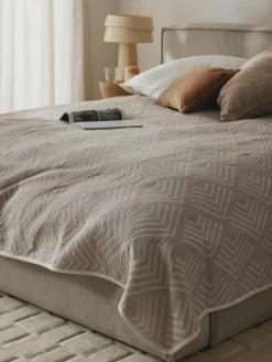 Jacquard bedsprei Milano met grafisch patroon