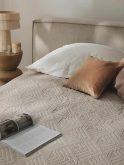 Jacquard bedsprei Milano met grafisch patroon