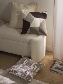 Katoenen kussenhoes Nomi met abstracte decoratie