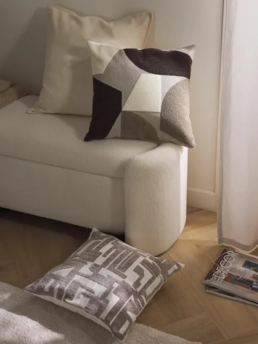 Katoenen kussenhoes Nomi met abstracte decoratie