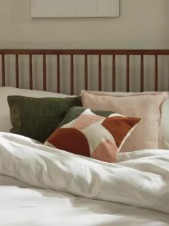 Katoenen kussenhoes Nomi met abstracte decoratie