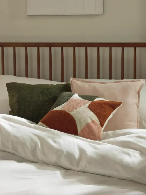 Katoenen kussenhoes Nomi met abstracte decoratie