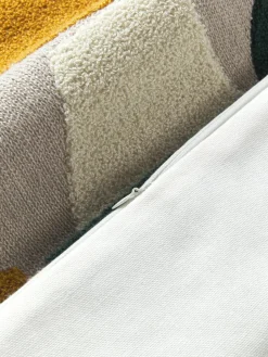 Katoenen kussenhoes Nomi met abstracte decoratie