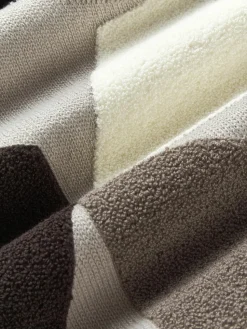 Katoenen kussenhoes Nomi met abstracte decoratie