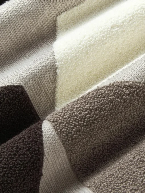 Katoenen kussenhoes Nomi met abstracte decoratie