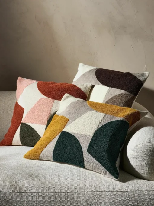 Katoenen kussenhoes Nomi met abstracte decoratie