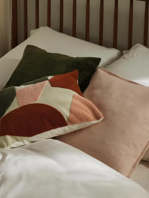 Katoenen kussenhoes Nomi met abstracte decoratie