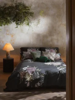 Katoenensatijnen kussenhoes Margot met bloemenprint