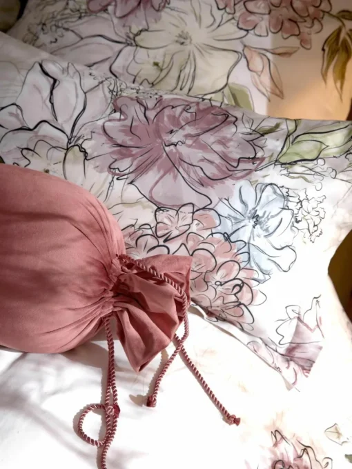 Katoenensatijnen kussenhoes Margot met bloemenprint