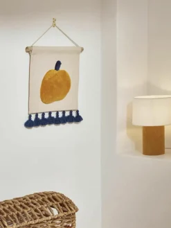 Kinderwanddecoratie Amarantha met kwastjes
