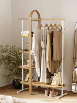 Kledingrek Bellwood uit eucalyptushout met plateaus