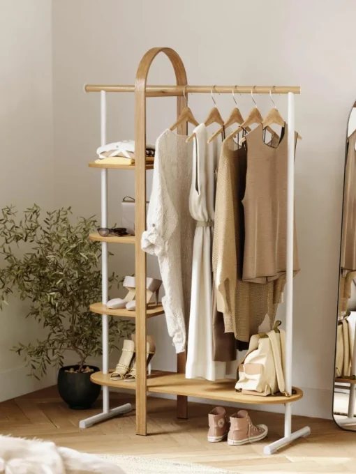 Kledingrek Bellwood uit eucalyptushout met plateaus