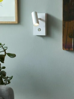 Kleine dimbare LED wandlamp Omari met stekker