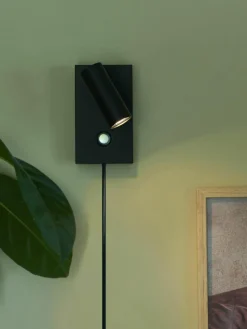 Kleine dimbare LED wandlamp Omari met stekker